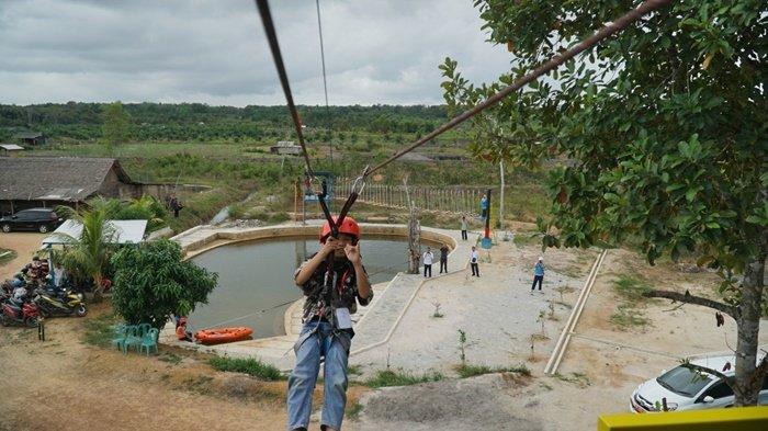 Siswa Sekolah Alam Pangkalpinang mencoba wahana Outbond berupa flying fox yang merupakan bantuan TJSL PLN