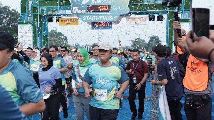 Direktur Legal & Manajemen Human Capital PLN, Yusuf Didi Setiarto (tengah) menjelaskan, 5 unit motor listrik yang disalurkan pada pengemudi Ojol prasejahtera merupakan hasil konversi 14.363 kilogram (kg) emisi karbon yang sukses dihindari oleh 6.470 peserta saat berpartisipasi pada ajang PLN Electric Run 2024.