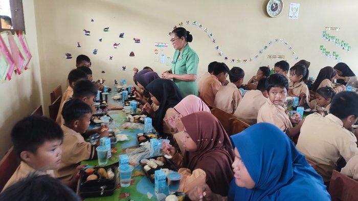 Siswa-siswi SDN 26 Membalong Kabupaten Belitung menikmati makan siang pada program Dapur Masuk Sekolah, Jumat (8/11/2024).