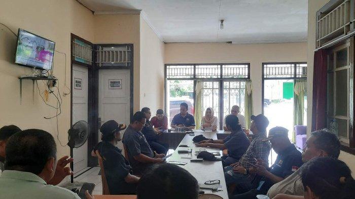 Diskominfo Belitung menggelar sosialisasi penggunaan portal Pejabat Pengelola Informasi dan Dokumentasi (PPID) kepada pengurus dan anggota Persatuan Wartawan Belitung (Perwabel) di Sekretariat Perwabel, Tanjungpandan, Rabu (20/11/2024).