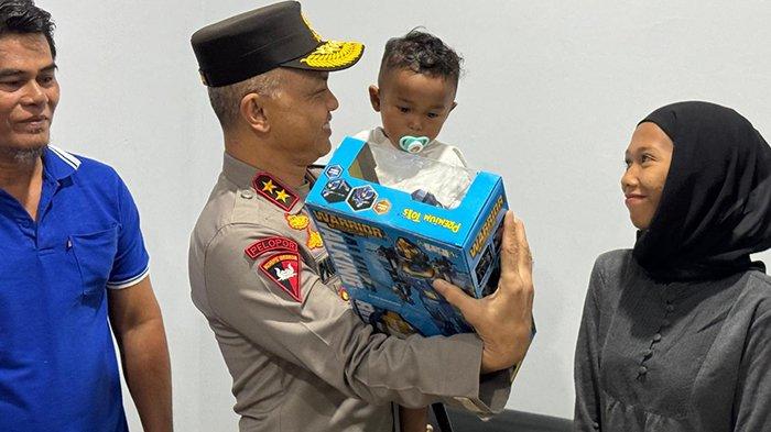 Kapolda Babel, Irjen Pol Hendro Pandowo, menggendong balita korban penyekapan saat berada di ruang Wakapolres Bangka Sabtu (7/12/2024).