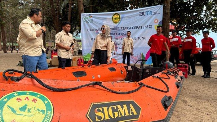 Gm PLN Babel, Dini Sulistyawati, turun langsung ke lokasi praktik Tim TRC di Pantai Tikus Mas Sungailiat yang di dampingi langsung oleh Instruktur Basarnas Pangkalpinang