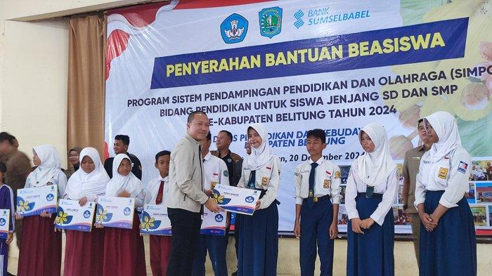 Penyerahan beasiswa Program Simpor kepada para siswa oleh Pj Bupati Belitung Mikron Antariksa dan Forkopimda, Jum'at (20/12/2024).