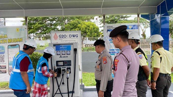 Manager PLN UP3 Belitung, Hariani bersama perwakilan Polres Kabupaten Belitung melakukan pemeriksaan bersama kesiapan SPKLU yang ada di halaman Kantor PLN UP3 Belitung di Tanjung Pandan