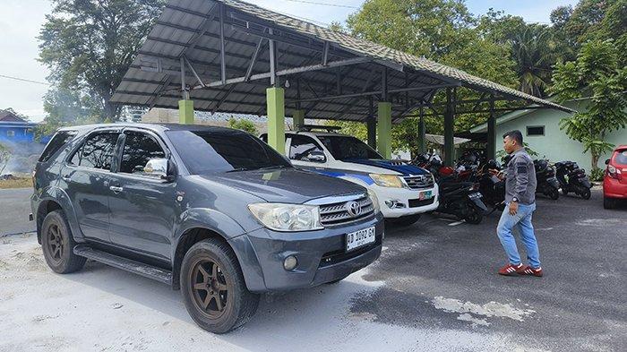 Mobil Toyota Fortuner milik Sertu Hendri terparkir di Mako Subdenpom Persiapan Belitung pada Senin (13/1/2025).