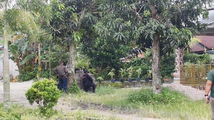 Suasana pengepungan tempat persembunyian desertir Sertu Hendri di wilayah Kelurahan Parit, Kecamatan Tanjungpandan, Kabupaten Belitung, Provinsi Kepulauan Bangka Belitung pada Selasa (14/1/2025).