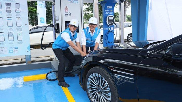 SPKLU REST AREA -- Wakil Menteri BUMN, Aminuddin Ma’ruf (kanan) bersama Direktur Utama PLN, Darmawan Prasodjo (kiri) melakukan pengisian daya mobil listrik di SPKLU Rest Area KM 43A Tol Jakarta - Merak pada Desember lalu.