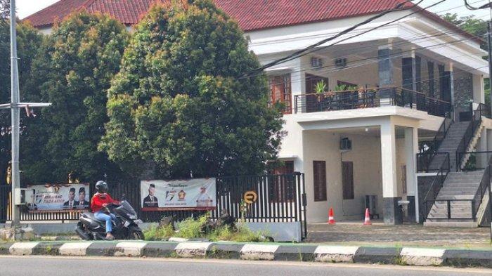 JELANG PUTUSAN MK - Kondisi Kantor Rosman Djohan Institut yang menjadi posko pasangan Erzaldi-Yuri jelang keluarnya putusan MK soal gugatan Pemilihan Gubernur Bangka Belitung tahun 2024 pada Senin (24/2/2025). Kantor Rosman Djohan Institut terlihat sepi dari aktivitas.