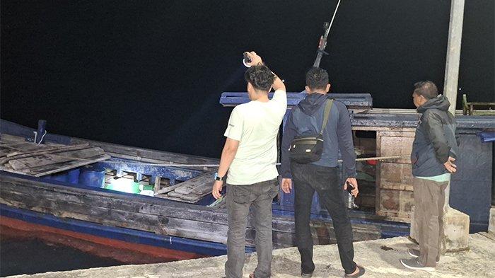 PENYELUNDUPAN TIMAH - Personel Polres Belitung bersama Polda Kepulauan Bangka Belitung mengamankan timah yang diduga akan diselundupkan menggunakan kapal nelayan di Kecamatan Selat Nasik, Kabupaten Belitung pada Minggu (9/3/2025).
