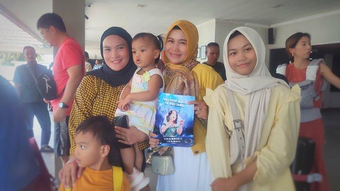 SAMBUT KEDATANGAN SHABRINA - Wulan dan keluarga menyambut kedatangan Shabrina Leonita atau Shabrina Leanor, peserta Indonesian Idol 2025 asal Belitung Timur di Bandara HAS Hanandjoeddin, Belitung, Provinsi Kepulauan Bangka Belitung, Kamis (27/3/2025).