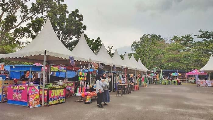BAZAR UMKM - Deretan tenda pelaku UMKM yang berjualan di Bazar Raya 2025 di Pantai Tanjungpendam, Kecamatan Tanjungpandan, Kabupaten Belitung, Provinsi Kepulauan Bangka Belitung, Rabu (9/4/2025).
