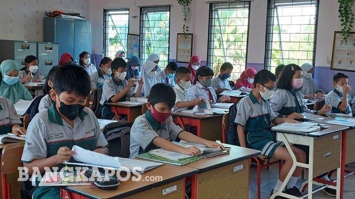 BELAJAR - Siswa di SD N 3 Pangkalpinang sedang belajar di sekolah, Rabu (16/2/2022) pagi.