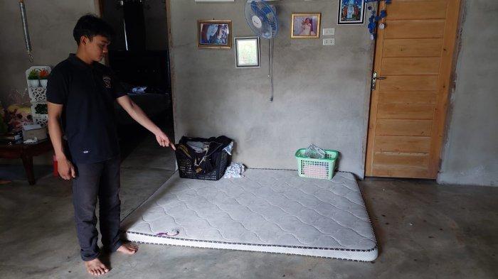Anggota Polsek Tempilang, menunjukan lokasi KDRT, terhadap korban Nurlaela alias Mba Ela (34) warga Jalan Selepuk Indah RT 10 RW 001 Desa Air Lintang, Kecamatan Tempilang Kabupaten Bangka Barat, menjadi korban kasus KDRT oleh suaminya sendiri Supri (49).