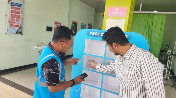 Senior Manager KKU PLN Babel, Anton Wahyu Utomo (kiri) bersama Koordinator Sarpras RSUP Babel, Rifa melakukan pengecekan bantuan Box Charger Handphone yang di serahkan PLN kepada RSUP Babel