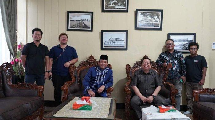 Bupati, Kabinda dan para wartawan di Belitung Timur foto bersama usai diskusi, Kamis (20/7).