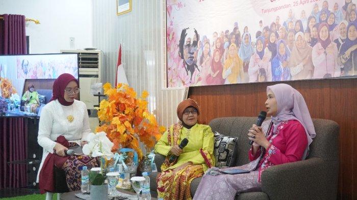 Dini Sulistyawati selaku GM PLN UIW Babel (kanan) menyampaikan bagaimana peran dari seorang pemimpin perempuan diperusahaan dan juga peran sebagai ibu rumah tangga.