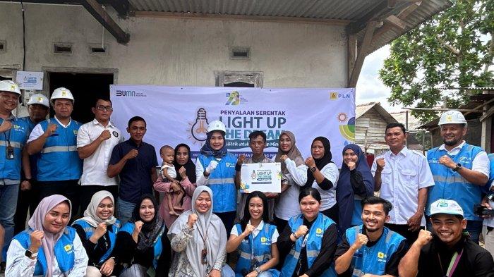 General Manager PLN UIW Babel, Dini Sulistyawati (rompi biru berdiri di tengah) bersama perangkat Desa Cambai Selatan, warga dan Tim PLN dalam Seremonial penyalaan perdana program LUTD Hari Listrik Nasional 79.