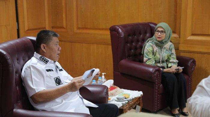 Gubernur Provinsi Kep. Babel, Dr. (HC) Hidayat Arsani, S.E. Berdiskusi dengan GM PLN UIW Babel, Dini Sulistyawati beserta jajaran masing-masing terkait pentingnya sinergi dan kolaborasi bersama dalam menghadirkan kelistrikan yang andal, aman dan mampu mensejahterakan masyarakat, khususnya di Provinsi Babel.