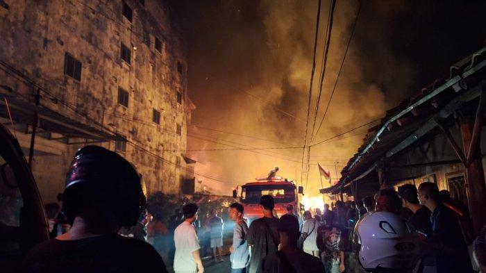 Tim pemadam kebakaran masih berusaha memadamkan api, yang terjadi di Kampung Bintang Kota Pangkalpinang, Senin (12/08/2024) (