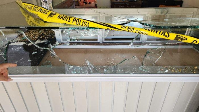 Kondisi Toko Mas Payung usai dirampok Sabtu (13/7/2024). Saat ini kedua orang pelaku perampokan tengah diburu aparat kepolisian.