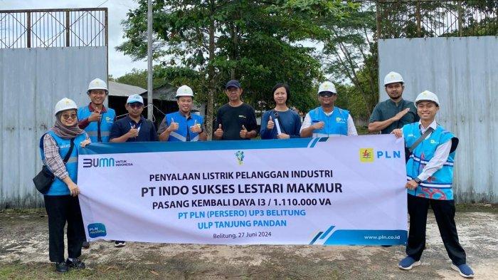 Manager PLN Unit Layanan Pelanggan, Moh. Agung (empat dari kiri) menghadiri penyalaan kembali pelanggan industri 1,1 MVA di Belitung bersama Direktur PT Indo Sukses Lestari Makmur, Soemanto (empat dari kanan)