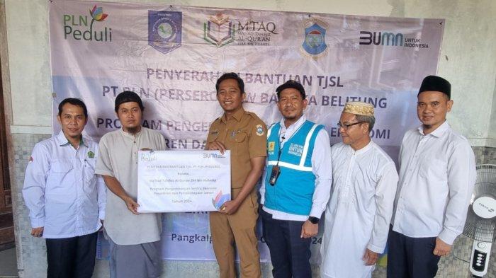 Simbolis penyerahan bantuan TJSL PLN . (dari kiri ke kanan : Kemenag Kota Pangkalpinang, Muhhamd Rasyidin, Pimpinan Ponpes Ziir Bin Hubais, Ustadz Tri Ruslan Julianto, Lurah Kacang Pedang, Ikhsan Sugiarto, Manajer APKU PLN UIW Babel, Zulkarnain)