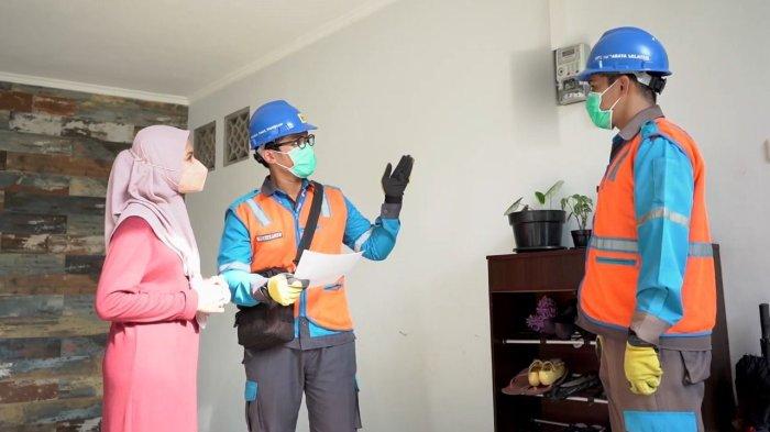 Ilustrasi petugas PLN sedang melayani pelanggan rumah tangga.