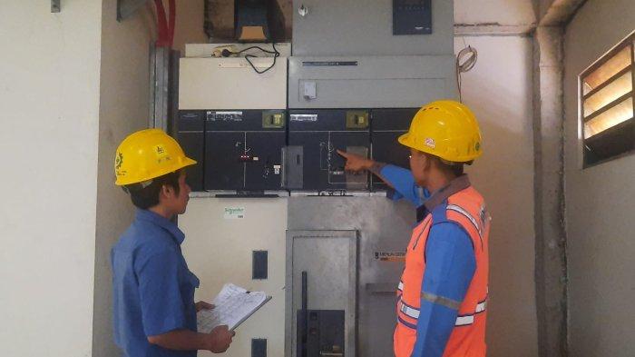 Ilustrasi Petugas PLN melakukan pemeriksaan kubikel yang menyuplai listrik kepada pelanggan Tegangan Menengah 20kV