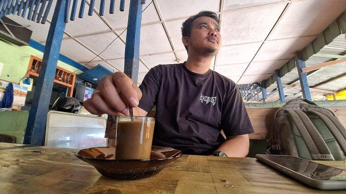 Suasana Warung Kopi Bu Aji kala siang har salah satu warkop Manggar di Belitung Timur.