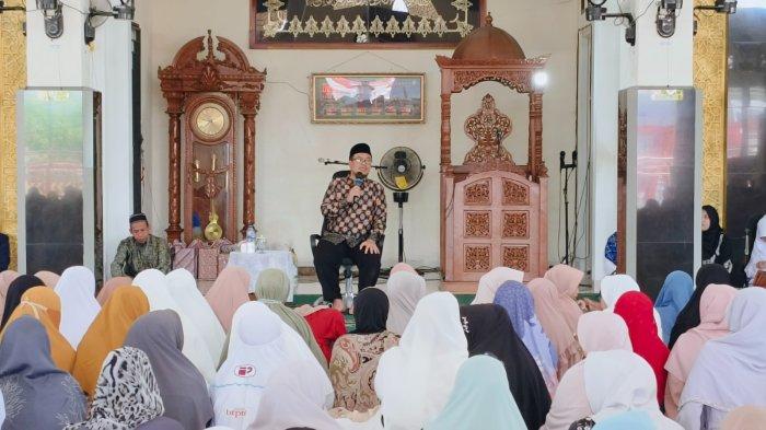Ustaz Ahmad Humaedi memberikan ceramah dalam acara maulid nabi yang di selenggarakan Dewan Masjid Indonesia Belitung