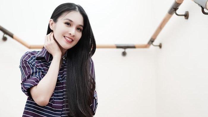 Punya Suami Kaya Raya dan Mampu Beli Jet Pribadi, Sandra Dewi Justru Kepergok Pakai Baju Murah!