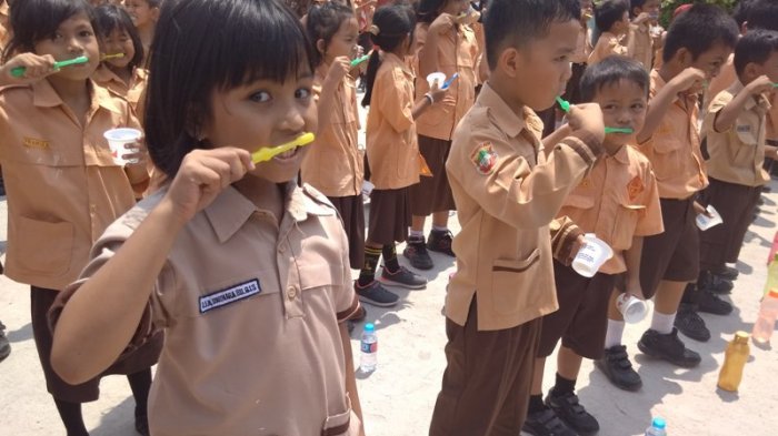 Ratusan siswa SD Negeri 20 Tanjungpandan ikut sikat gigi sebagai peringatan bulan kesehatan gigi dan mulut.