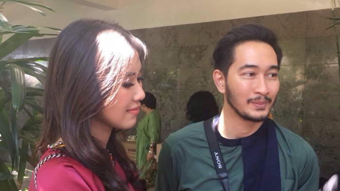 Syahnaz Shadiqah dan Jeje Govinda ditemui di acara potong rambut anak Ayu Dewi di kawasan Tebet, Jakarta Selatan, Minggu (27/8/2017).