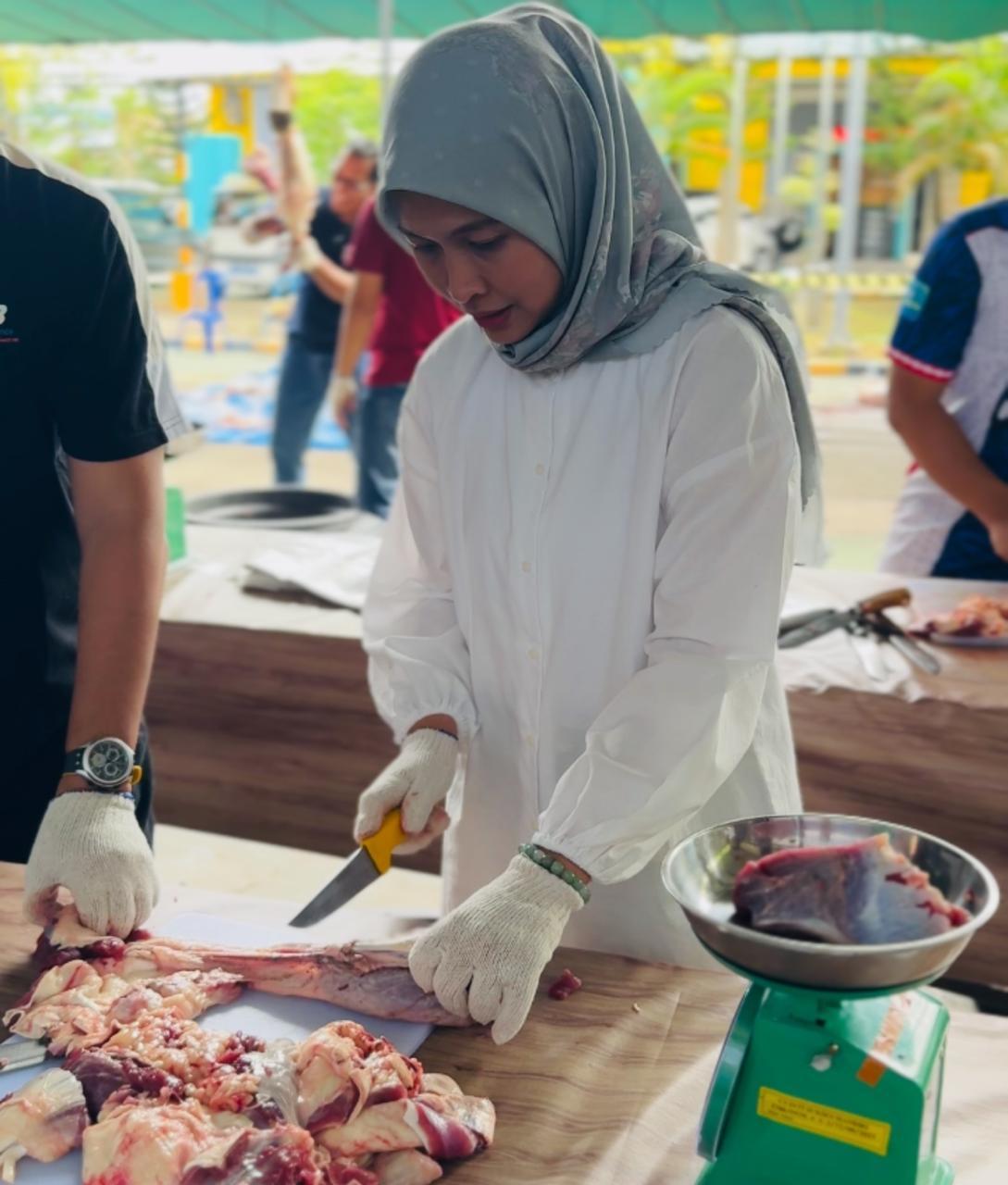 GM PLN Babel, Dini Sulistyawati turut membantu panitia dalam menyiapkan daging kurban untuk disalurkan kepada masyarakat yang membutuhkan