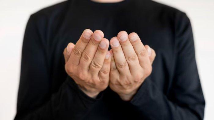 Ilustrasi Berdoa Pada Malam 1 Suro