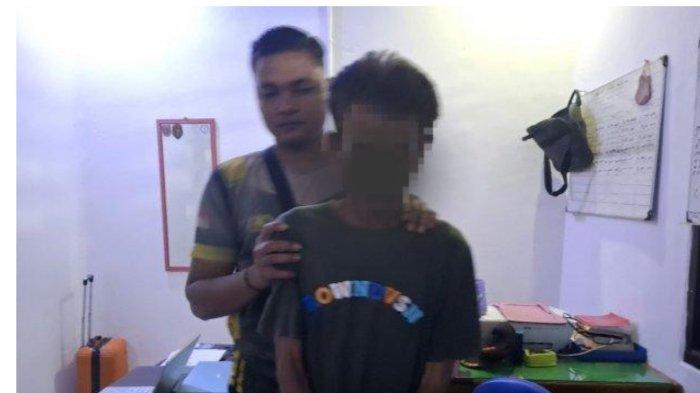 Tersangka (depan) saat dibawa penyidik (Belakang) di Polsek Ketahun pada Kamis (13/3/2025). Modus Kakek berinisial ES (60) yang tega mencabuli cucu tirinya yang masih berusia 7 tahun dengan memberikan sejumlah uang Rp 5 - 10 ribu.