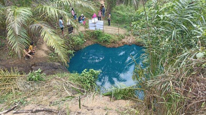 Warga Bengkulu Tengah dihebohkan dengan penemuan sebuah danau unik yang memiliki air berwarna biru, Rabu (25/10/2023) lalu.