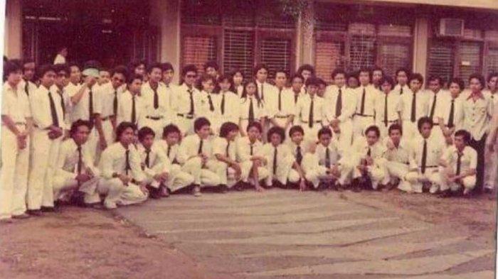 FOTO ANGKATAN - Foto dokumen penerimaan mahasiswa baru di UGM tahun 1980, yang merupakan dokumen di grup whatsapp angkatan Andi Pramaria, kawan satu angkatan Jokowi. Hari Mulyono disebut-sebut punya hubungan dengan Jokowi. Teman kuliahnya, Andi Pramaria, akhirnya buka suara dan beberkan fakta mengejutkan.(dok. Andi Pramaria)