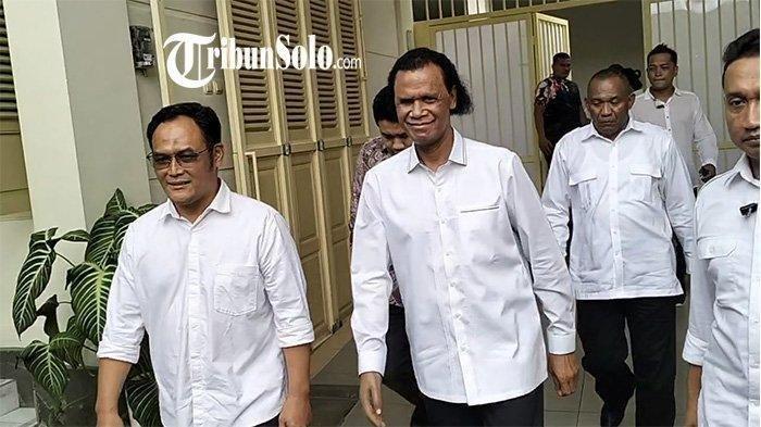 HERCULES TEMUI JOKOWI - Ketua Umum DPP Gerakan Rakyat Indonesia Bersatu (GRIB) Jaya Hercules Rosario de Marshal saat ditemui di kediaman Joko Widodo di Solo, Selasa (15/4/2025). Hercules meyakini ijazah Jokowi benar-benar asli.