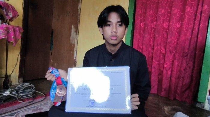 IQBAL RASYID - Iqbal Rasyid Achmad Faqih dengan sejumlah piagam penghargaan serta medali prestasinya. Iqbal Rasyid, tembus Fakultas Kedokteran UI berbekal 17 prestasi hingga tingkat internasional.