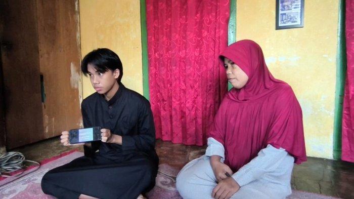 IQBAL RASYID - Iqbal Rasyid bersama ibunya saat ditemui TribunBengkulu.com di rumahnya Kamis (19/6/2025). Iqbal merupakan anak kuli bangunan yang lulus Fakultas Kedokteran (FK) Universitas Indonesia (UI) dan sempat didatangi langsung oleh Wakil Dekan FK UI.