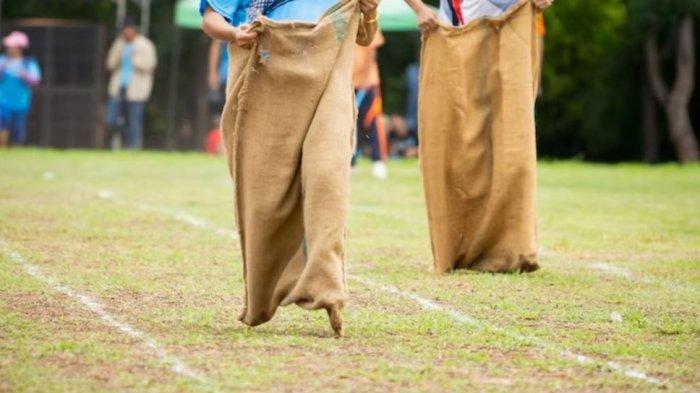 Ilustrasi Lomba Balap Karung Pakai Helm