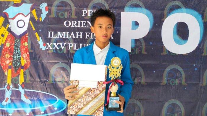 SOSOK - Iqbal Rasyid Achmad Faqih, siswa MAN Insan Cendekia (IC) Bengkulu Tengah lolos ke Fakultas Kedokteran Universitas Indonesia (UI) Kamis (19/6/2025). Dikenal sosok teladan dan menginspirasi di sekolah.