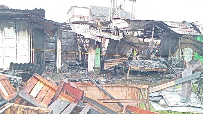 Kebakaran di Pasar Kepahiang, Bengkulu pada Senin (13/1/2025) pagi. Kebakaran ini menghanguskan setidaknya 6 warung pedagang