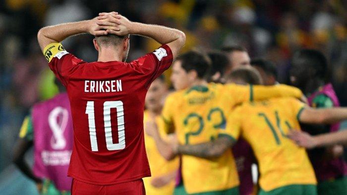 Gelandang Denmark Christian Eriksen (kiri) bereaksi setelah Australia memenangkan pertandingan sepak bola Grup D Piala Dunia Qatar 2022 antara Australia dan Denmark di Stadion Al-Janoub di Al-Wakrah, selatan Doha. Rabu (30 November 2022).