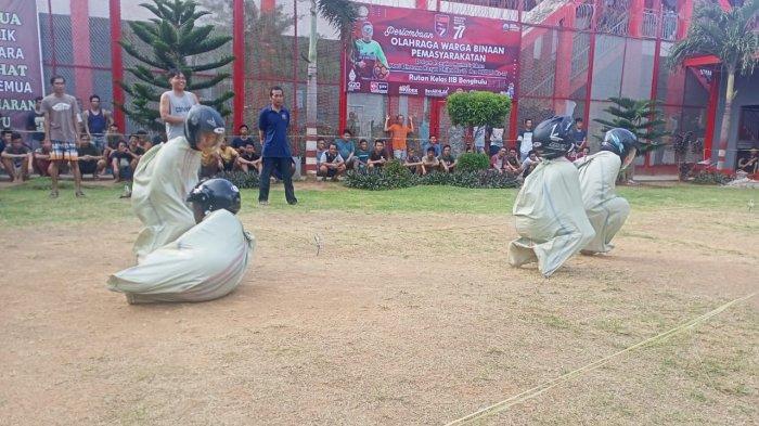 Salah satu mata lomba yang digelar yakni lomba balap karung pakai helm, tampak antusias para WBP di Rutan kelas IIB Bengkulu sangat tinggi, Jumat (12/8/2022).Ā