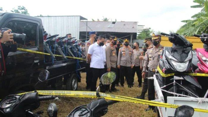 Momen polisi menggerebek 'kampung maling' Sukolilo Pati, Jumat, 14 Juni 2024 petang. Rumah-rumah diperiksa, 39 kendaraan diangkut dan 3 orang ikut diamankan.