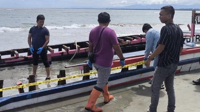 KAPAL KARAM - Olah TKP dilaksanakan oleh tim Inafis Polresta Bengkulu pasa Senin (12/5/2025) sekitar pukul 12.00 WIB, sekaligus pemasangan garis polisi pada puing kapal KM Tiga Putera.