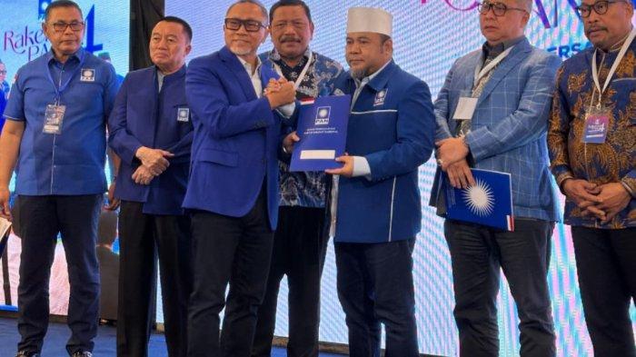 Penyerahan rekomendasi B1KWK oleh Ketua DPP PAN Zulkifli Hasan kepada Helmi Hasan dan Mian, di kantor DPP PAN Jakarta hari ini, Sabtu (29/6/2024).