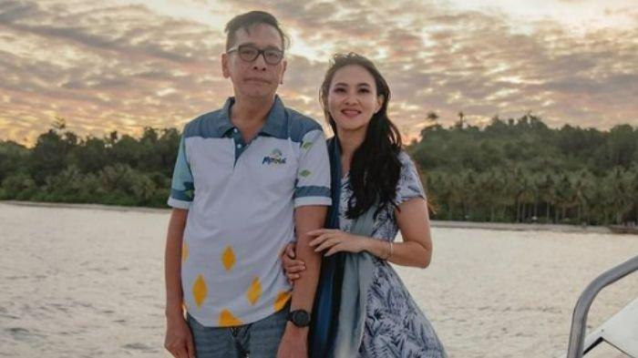 Foto Benny Laos dan istrinya.
